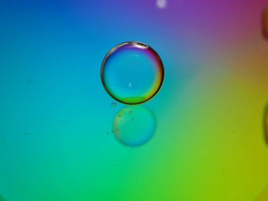 Yakın çekim makro yağ damlaları rengarenk arka planda, güzel yeşil kabarcıklar yağ, pastel arka planda damlacıklar