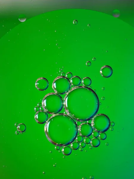 Närbild Makrodroppar Olja Vatten Med Färgglad Bakgrund Vackra Gröna Abstrakta — Stockfoto