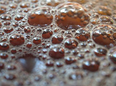 Yakın plan güzel sarı altın baloncuklar soyut bulanık arka plan makro görüntü, parlak kahve baloncukları kart tasarımı için, beyaz koyu kırmızı 