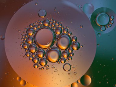 Güzel soyut baloncuklar suda yağ siyah turuncu parlak arka plan, makro görüntü, tatlı renk, bulanık damlacıklar