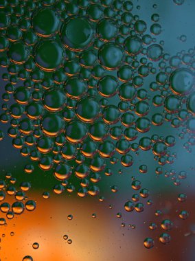 Güzel soyut baloncuklar suda yağ siyah turuncu parlak arka plan, makro görüntü, tatlı renk, bulanık damlacıklar