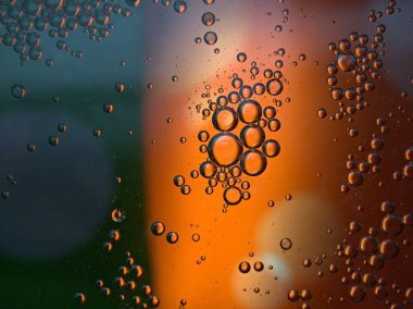 Güzel soyut baloncuklar suda yağ siyah turuncu parlak arka plan, makro görüntü, tatlı renk, bulanık damlacıklar