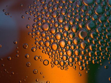 Güzel soyut baloncuklar suda yağ siyah turuncu parlak arka plan, makro görüntü, tatlı renk, bulanık damlacıklar