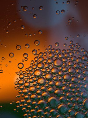 Güzel soyut baloncuklar suda yağ siyah turuncu parlak arka plan, makro görüntü, tatlı renk, bulanık damlacıklar