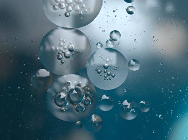 Güzel, soyut, parlak yeşil baloncuklar yağlı, beyaz, parlak arka plan, makro görüntü, tatlı renk, bulanık damlacıklar