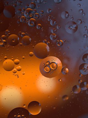 Güzel soyut baloncuklar suda yağ ile koyu turuncu parlak arka plan, makro görüntü, tatlı renk, damlacıklar