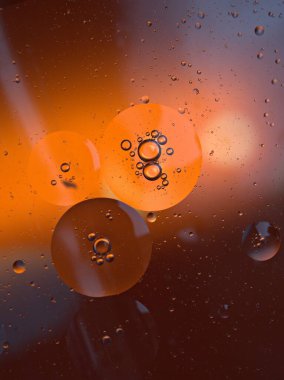Güzel soyut baloncuklar suda yağ ile koyu turuncu parlak arka plan, makro görüntü, tatlı renk, damlacıklar