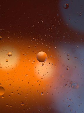 Güzel soyut baloncuklar suda yağ ile koyu turuncu parlak arka plan, makro görüntü, tatlı renk, damlacıklar