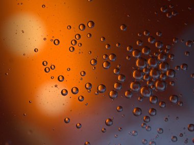Güzel soyut baloncuklar suda yağ ile koyu turuncu parlak arka plan, makro görüntü, tatlı renk, damlacıklar