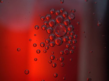 Güzel soyut baloncuklar suda yağ ile koyu kırmızı parlak arka plan, makro görüntü, tatlı renk, damlacıklar