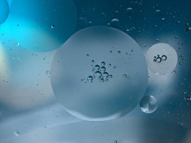 Açık mavi arkaplanı, makro görüntüsü, tatlı rengi, damlacıkları olan suda güzel, soyut baloncuklar.