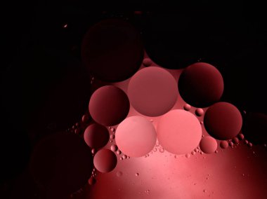 Güzel soyut baloncuklar suda yağ ile siyah pembe bulanık arka plan, makro görüntü, tatlı renk, damlacıklar