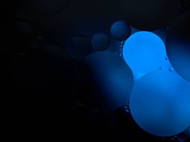 Güzel soyut baloncuklar, siyah mavi arkaplan, makro görüntü, tatlı renk, damlacıklar, suda yağ.