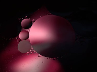 Güzel soyut baloncuklar suda yağlı siyah pembe arka plan, makro görüntü, tatlı renk, damlacıklar