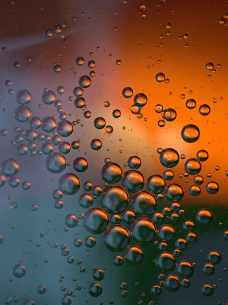 Güzel soyut baloncuklar suda yağ siyah turuncu parlak arka plan, makro görüntü, tatlı renk, bulanık damlacıklar