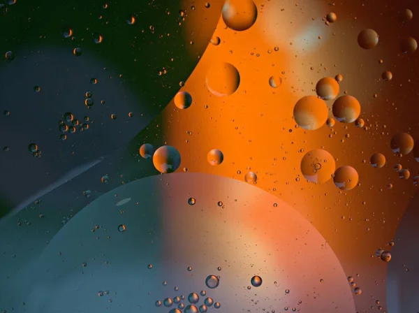 Gyönyörű Absztrakt Buborékok Olaj Vízben Fekete Sötét Narancs Fényes Háttér — Stock Fotó
