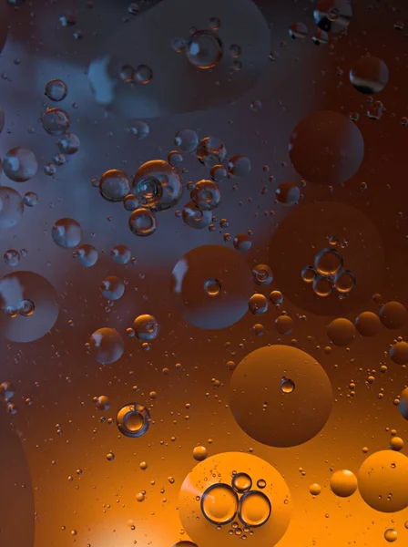 Güzel soyut baloncuklar suda yağ ile koyu turuncu parlak arka plan, makro görüntü, tatlı renk, damlacıklar