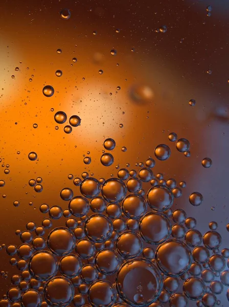 Красивые Абстрактные Пузырьки Масло Воде Темно Оранжевым Блестящим Размытым Фоном — стоковое фото