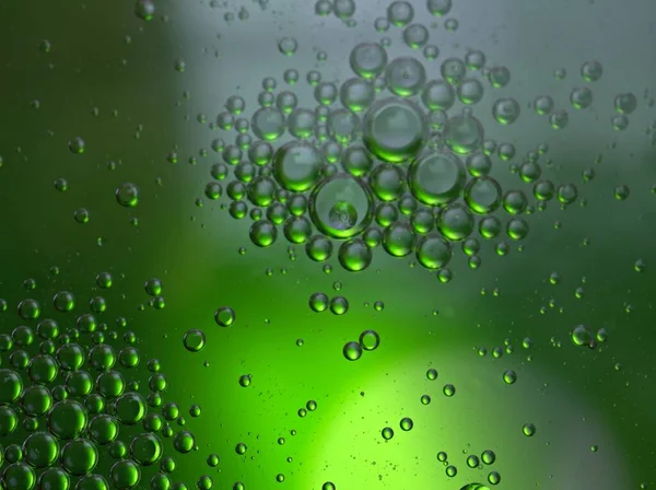 Piękny Abstrakcyjny Olejek Bąbelków Wodzie Zielonym Błyszczącym Rozmytym Tłem Makro — Zdjęcie stockowe