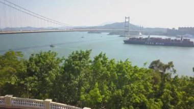 Hong Kong Tsing Ma Köprüsü mavi gökyüzü dronu