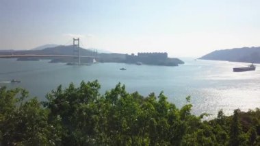 Hong Kong Tsing Ma Köprüsü mavi gökyüzü dronu