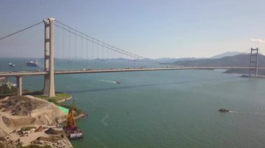 Hong Kong Tsing Ma Köprüsü mavi gökyüzü dronu