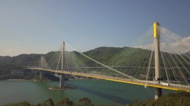 Hong Kong Tsing Ma Köprüsü İHA mavi gökyüzü