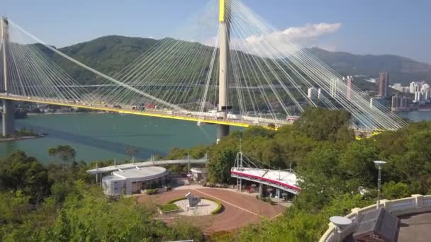 Hong Kong Tsing Köprüsü Mavi Gökyüzü Dronu — Stok video