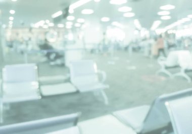Bulanık terminal havalimanı ve yürüyen insanlar. uçakla seyahat ya da ulaşım için.