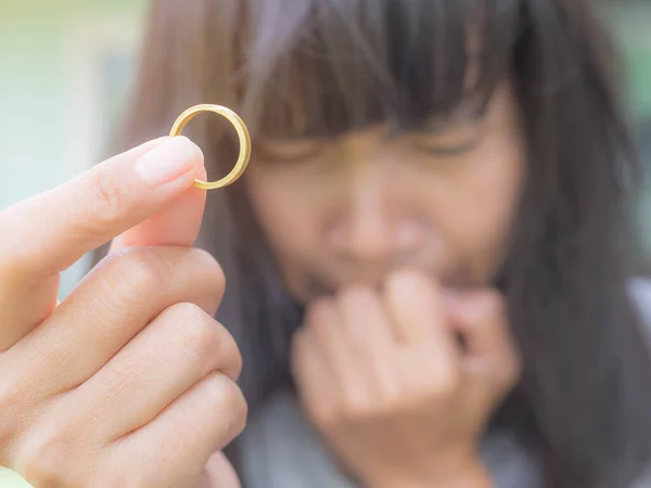 Concepto Corazón Roto Cerca Mano Que Sostiene Anillo Boda Imagen — Foto de Stock