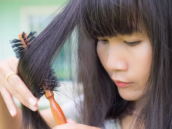 Закройте Азиатскую Женщину Расчесывающую Волосы Дома Отдых Расслабиться Красота Концепции — стоковое фото