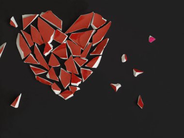 Kırık bir kalp, kırık bir kırmızı cam ve kırık bir arka plan. Kalbimi kırmak için..