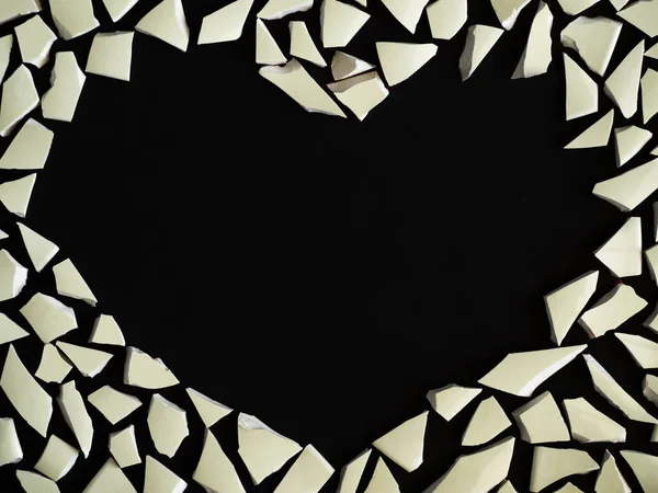 Kırık Bir Kalp Kırık Bir Beyaz Camla Siyah Arka Plan — Stok fotoğraf
