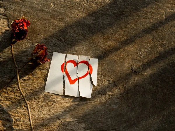 Forma Corazón Sobre Papel Con Desgarro Sobre Madera Vieja Con — Foto de Stock