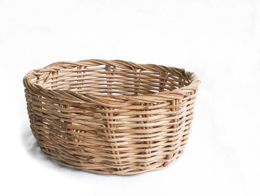 Beyaz arkaplanda hasır sepet. 