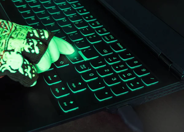 Feche Mão Hacker Com Luvas Que Digitam Teclado Entrar Luz — Fotografia de Stock