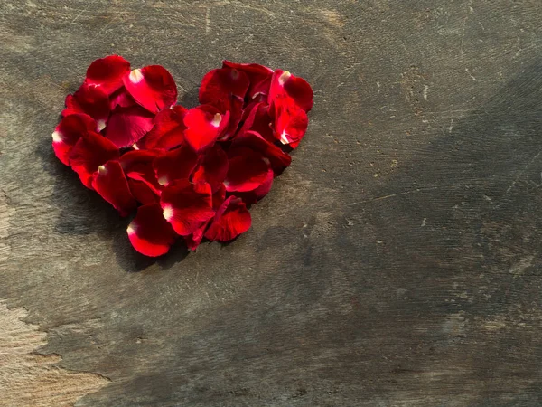 Rote Rosenblätter Herzform Auf Holzhintergrund Für Valentinstag Und Romantische Liebe — Stockfoto