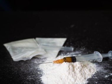 Ketamin ve şırınga ile madde kullanımı.