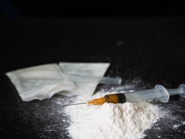 Ketamin ve şırınga ile madde kullanımı.