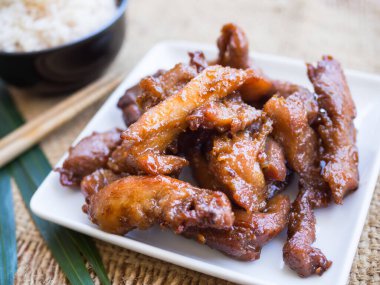 Ahşap tabakta kızarmış domuz eti. Tayland yemeği konsepti.