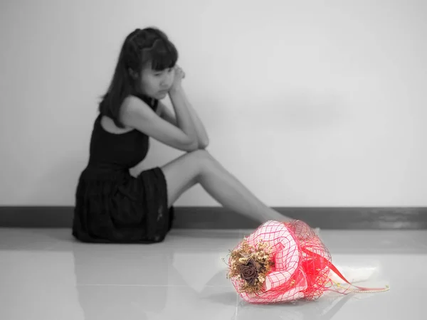 腐烂的心女人的概念 黑白相间的干蔷薇花束上坐着悲伤的女人 — 图库照片