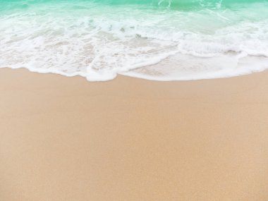 Yaz tatili için kumsaldaki yumuşak dalgalar..