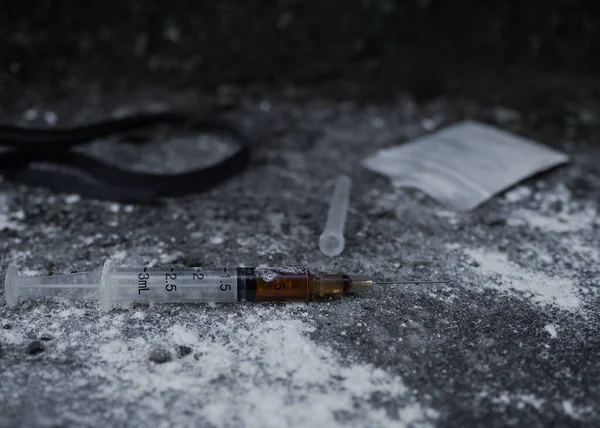 Heroin Fecskendőben Heroin Por Műanyag Zacskóban Gumiszalaggal Koszos Cementpadlón Függőséget — Stock Fotó