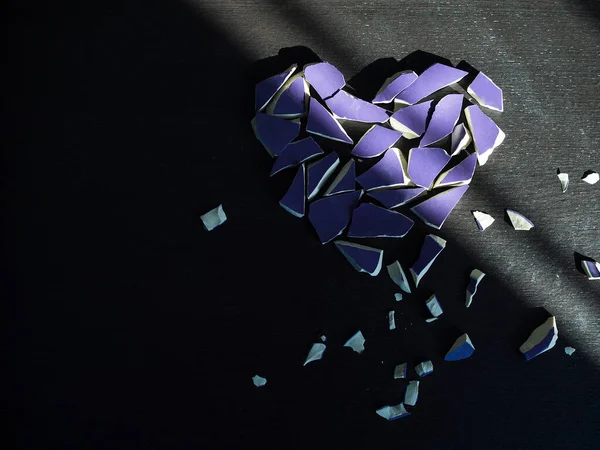 Концепция Разбитого Сердца Фиолетовое Разбитое Стекло Темном Черном Фоне Легкой — стоковое фото