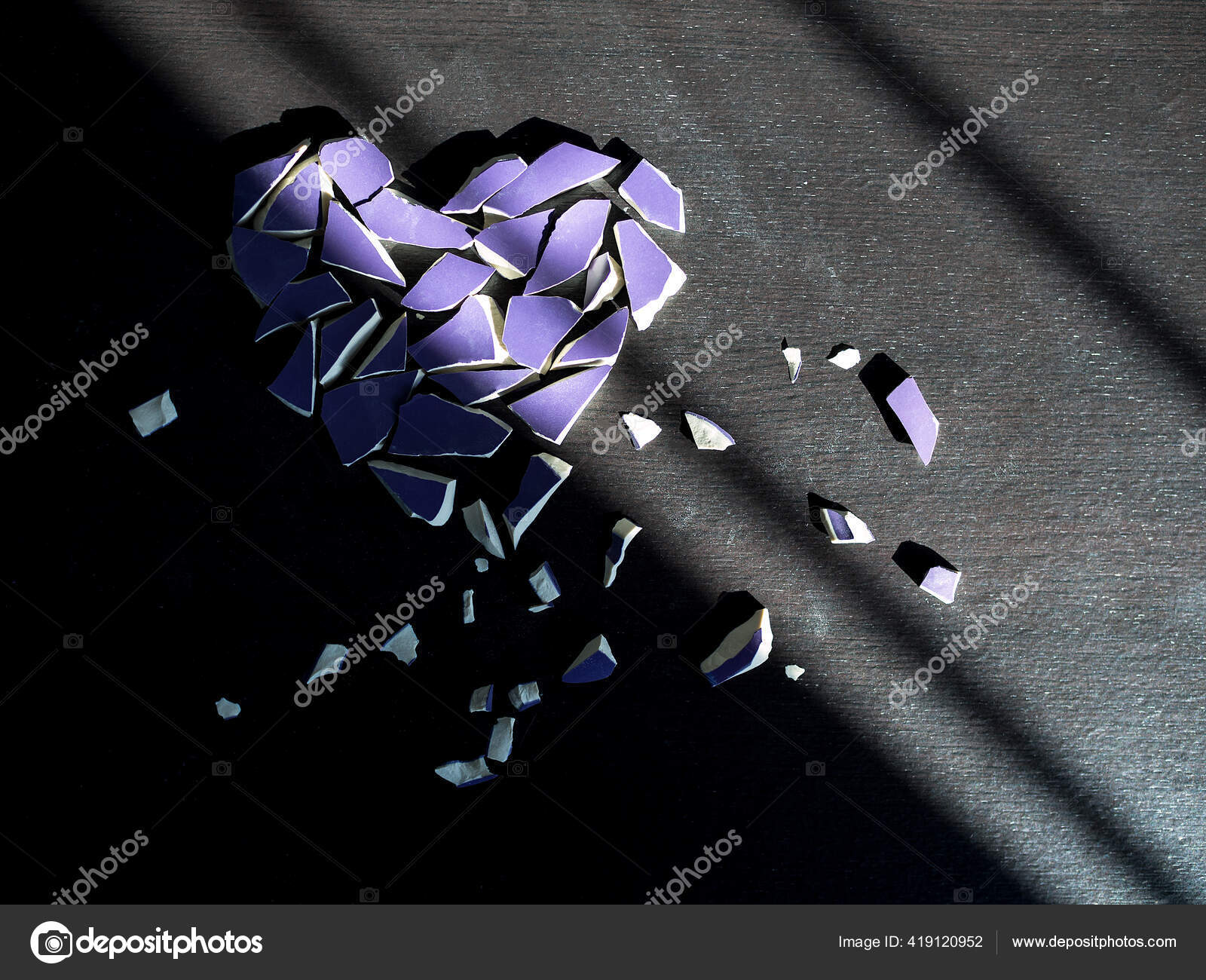 破碎的心的概念深色黑色底色带浅色阴影的紫色碎玻璃——图库图片© wing-wing #419120952, image size:1600x1300