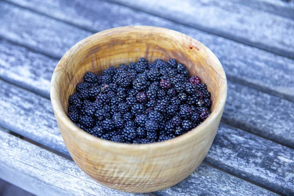 Tahta bir kasede böğürtlen