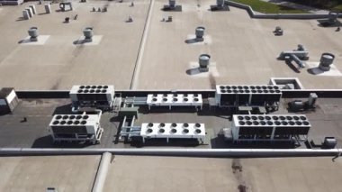 Alışveriş merkezinin çatısında havalandırma ve klima var.