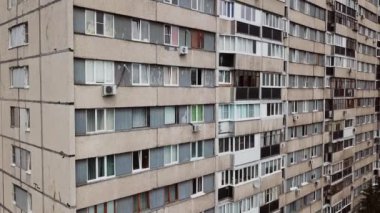 Balkon ve Pencereli Eski Bir Apartman Önü 