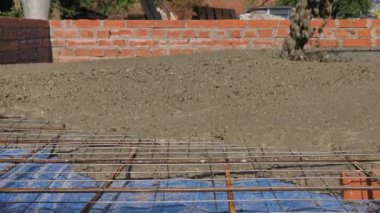 Somut Metal Biçiminin Üzerine Beton Dökülüyor