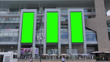 Modern AVM 'de Yeşil Ekranlı Üç Dikey Büyük Billboard 